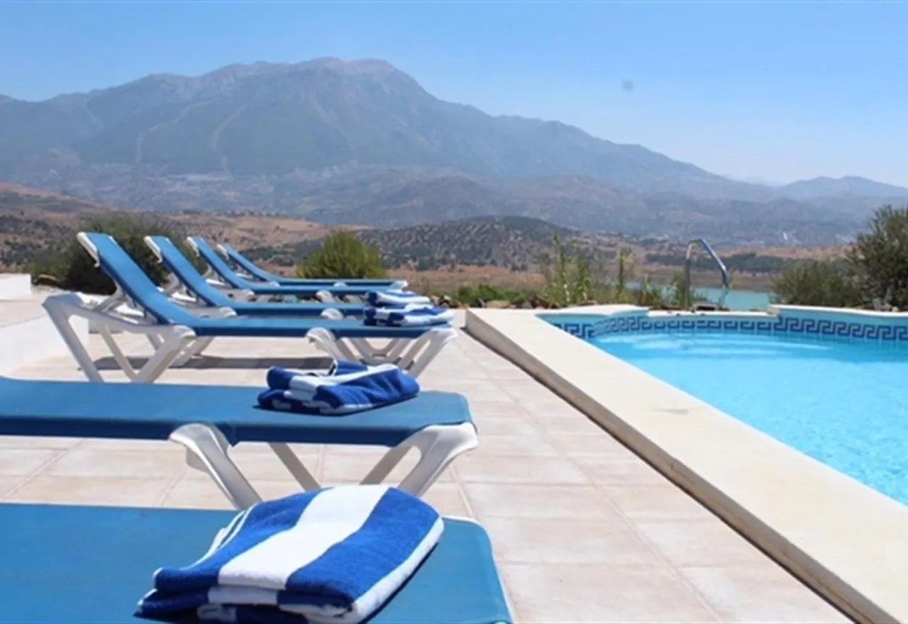 Los Romanes Las Alondras Stunning Lake Views וילה