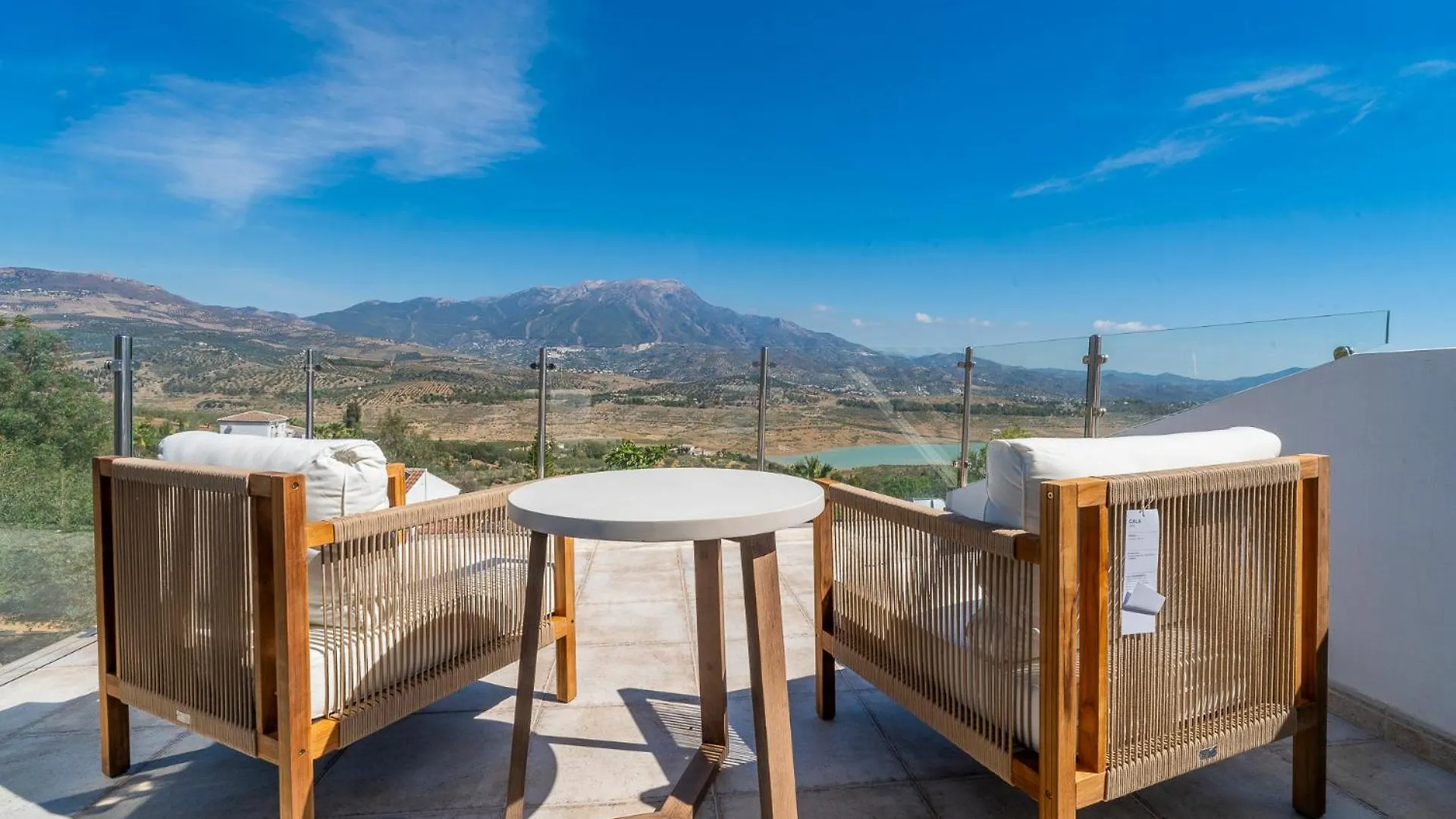 Los Romanes Las Alondras Stunning Lake Views