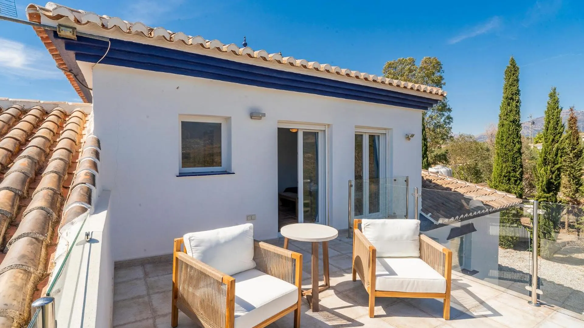 Los Romanes Las Alondras Stunning Lake Views וילה